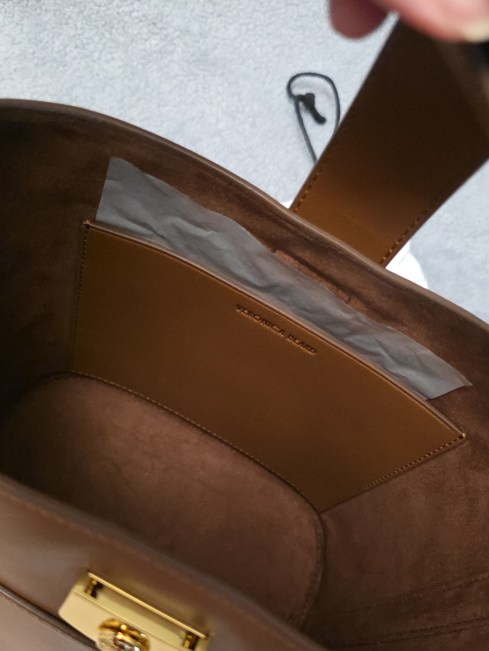 NWT Veronica Beard Small Crest Lock Bucket Bag Hazelwood Tan Leather Crossbody - Picture 9 of 10